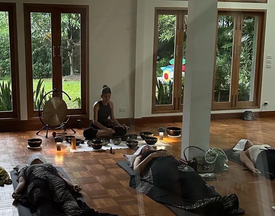 Making the Choice: one-on-one sound healing sessions, or group sessions?