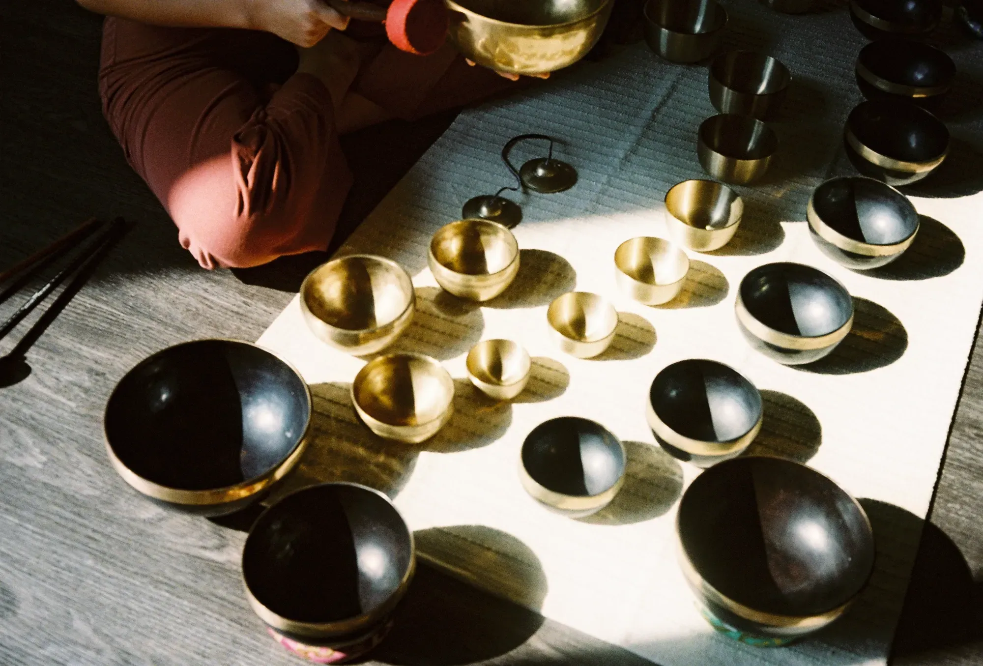 A basic sound healing practitioner training session with Ice at Attuned Studio in Bangkok.
